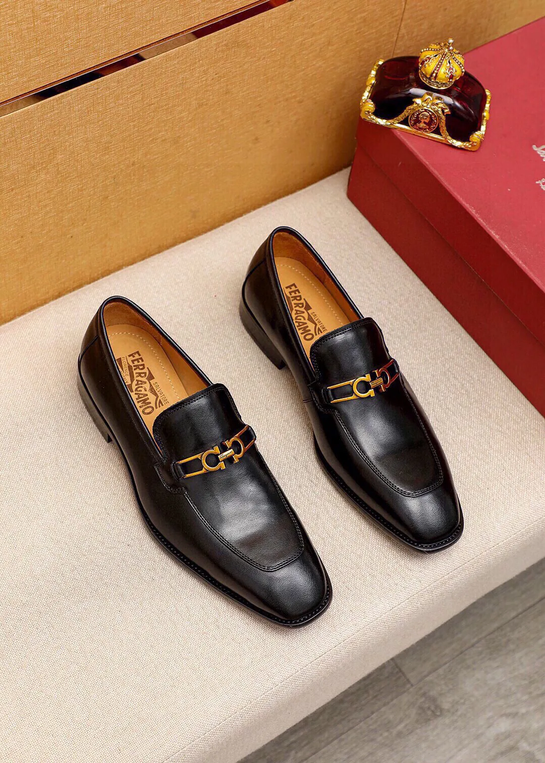Men's shoes 💰460 💐 Product trademark: Ferragamo "Ferragamo" casual leather shoes Regular size: 38-44 (45🉑️customized) Product materials: Selected imported first-layer calfskin upper + luxury hardware buckle, imported water-dyed cow leather lining. Strong three-dimensional visual effect, original outsole color: 2 colors available